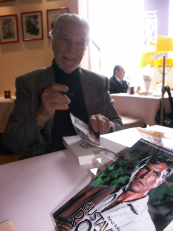 Gustavo signiert B&uuml;cher